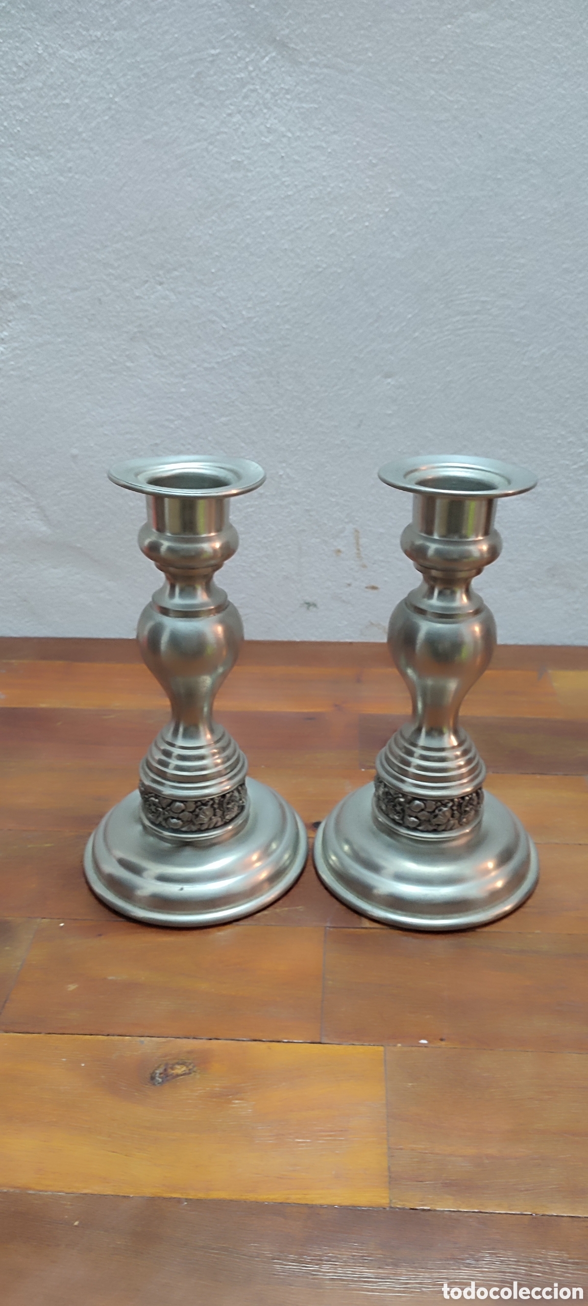Antig&uuml;edades: Conjunto de candelabros, jarra y bandeja - Foto 9