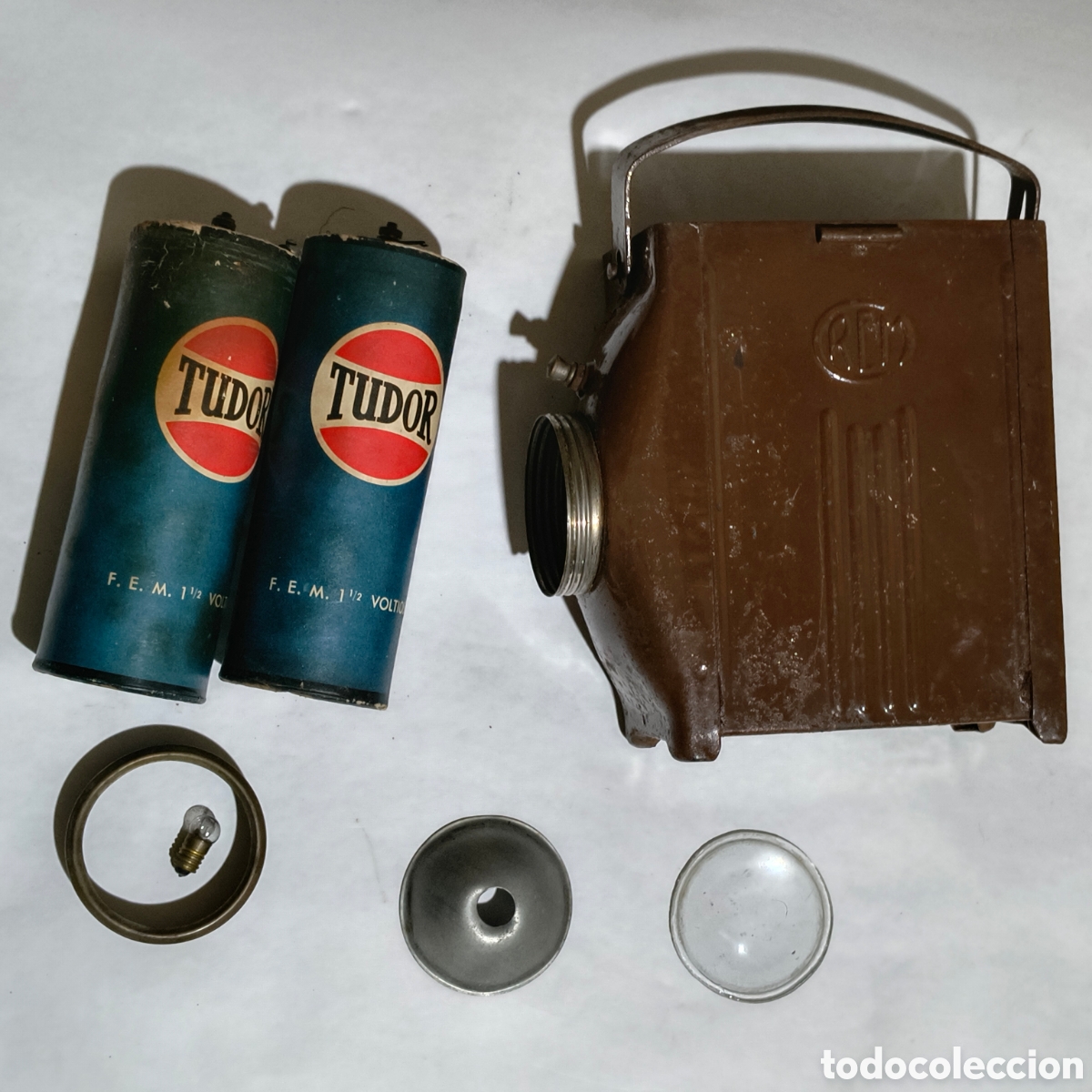 Oggetti Antichi: LINTERNA ANTIGUA MARCA REM Y NO REMSA, CON 2 PILAS O BATERIAS TUDOR 1321 VINTAGE FERROCARRIL TREN