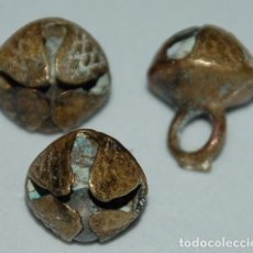 Antigüedades: LOTE DE TRES ANTIGUOS CASCABELES/CAMPANILLAS DE GANADERÍA DE LATON-BRONCE