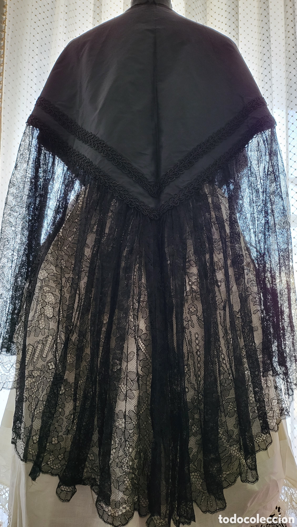 Antig&uuml;edades: ANTIGUO TERNO MANTILLA ENCAJE DE CHANTILLI Y SEDA - Foto 2
