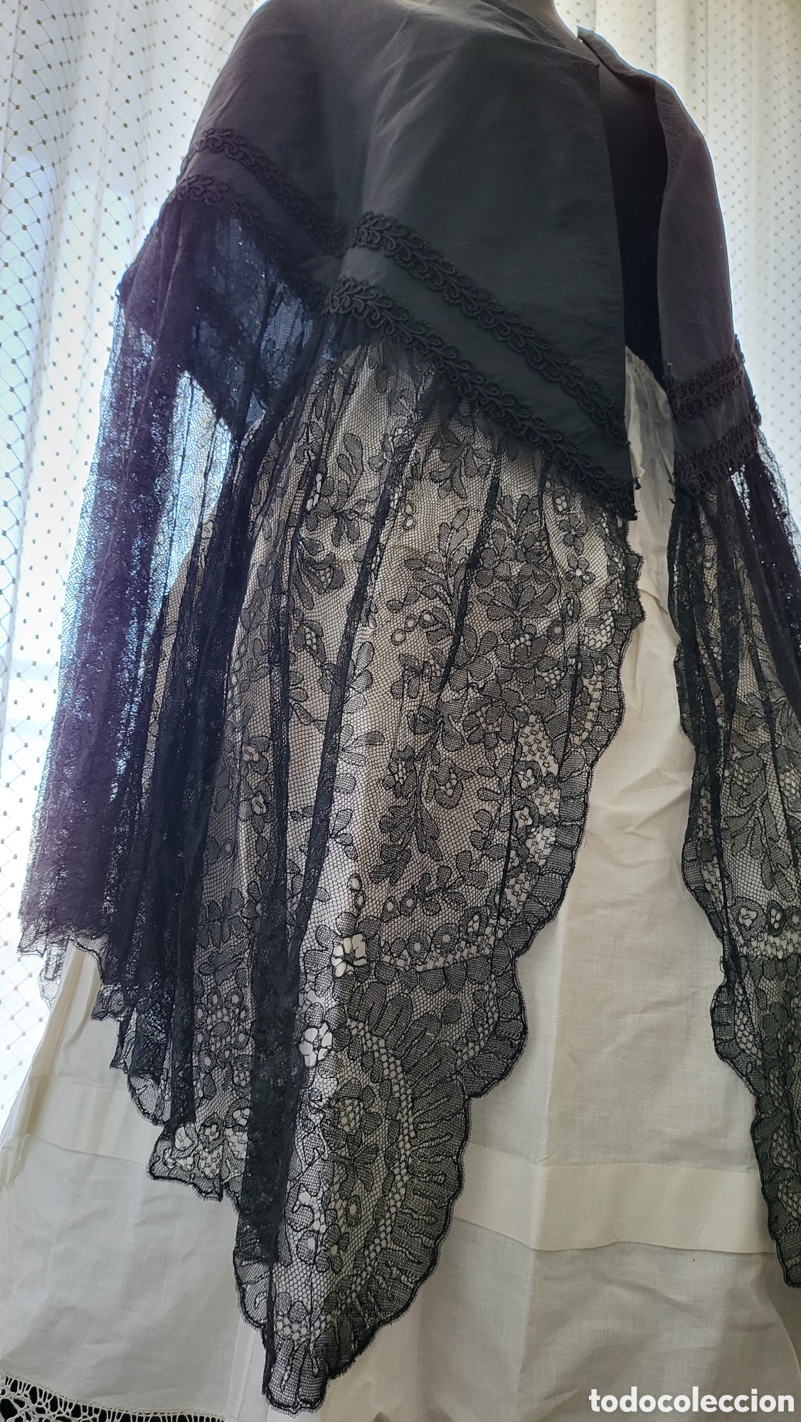 Antig&uuml;edades: ANTIGUO TERNO MANTILLA ENCAJE DE CHANTILLI Y SEDA - Foto 3