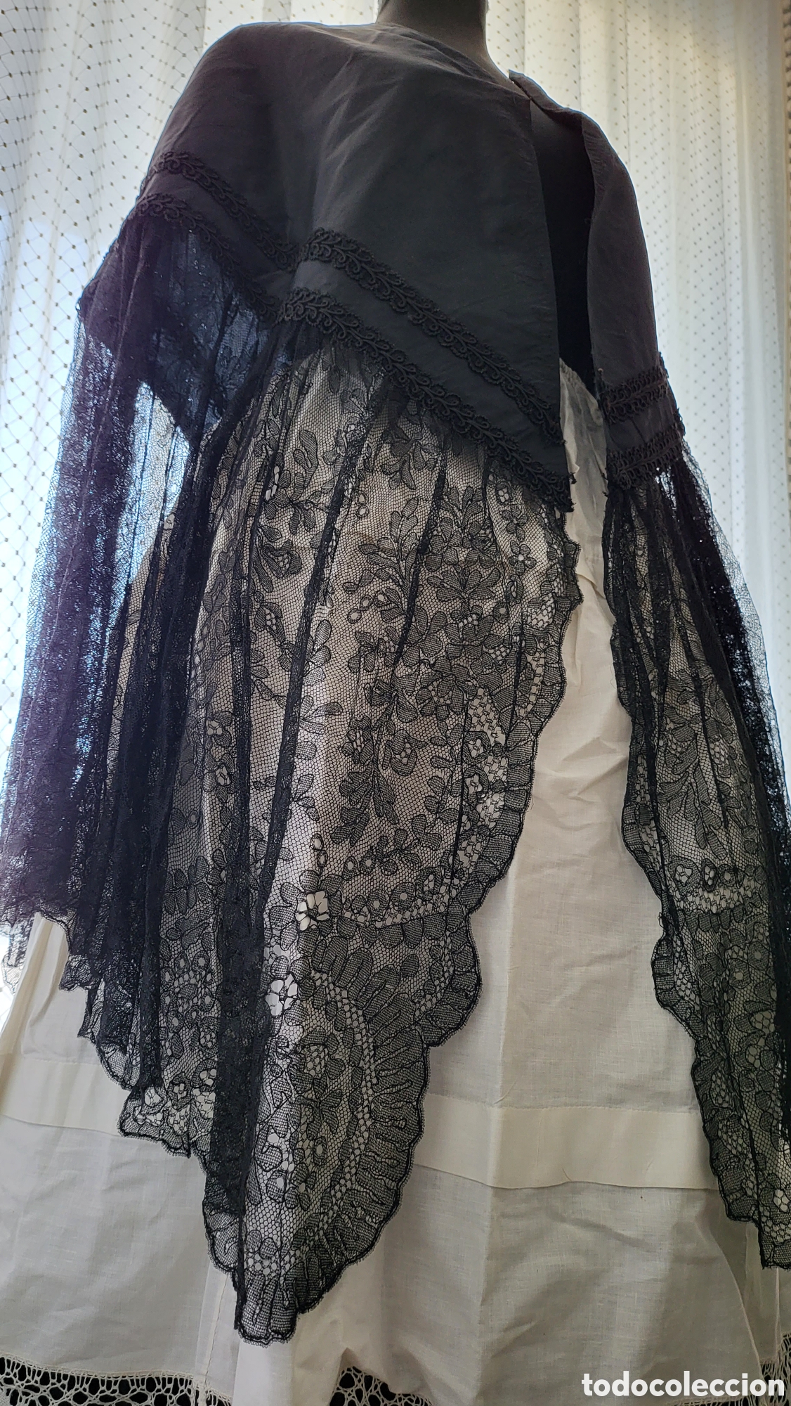 Antig&uuml;edades: ANTIGUO TERNO MANTILLA ENCAJE DE CHANTILLI Y SEDA - Foto 11
