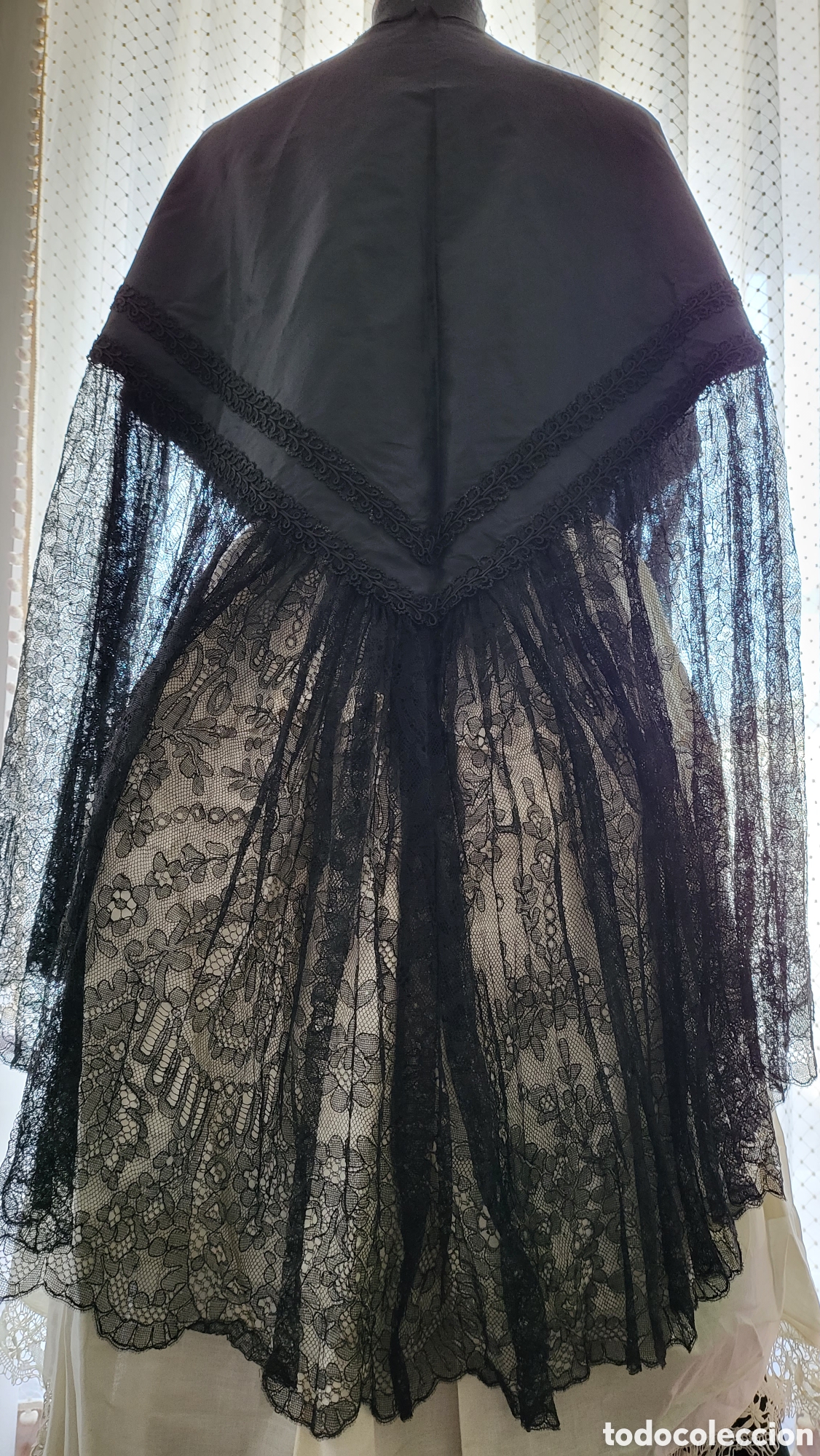 Antig&uuml;edades: ANTIGUO TERNO MANTILLA ENCAJE DE CHANTILLI Y SEDA - Foto 1