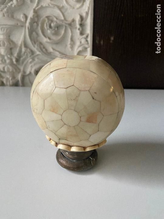 Antiguidades: 195.- Bola remate escalera. Lat&oacute;n y hueso. Ppios de S XX
