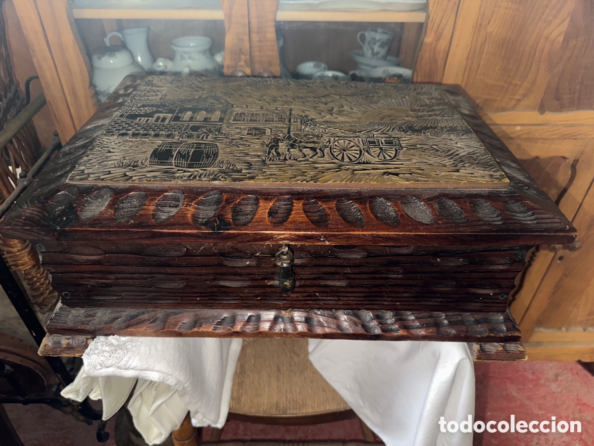 Antig&uuml;edades: Caja de madera tallada - Foto 2