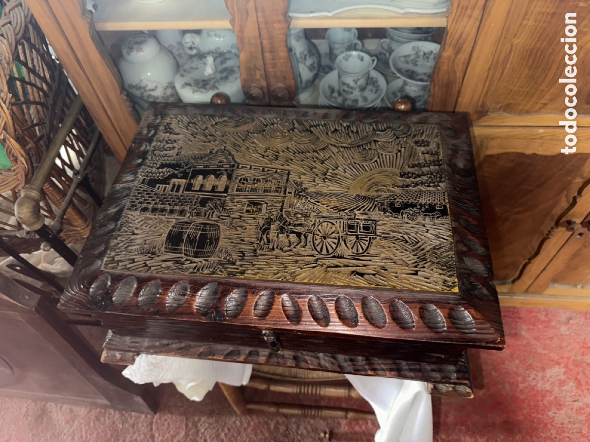 Antig&uuml;edades: Caja de madera tallada - Foto 1