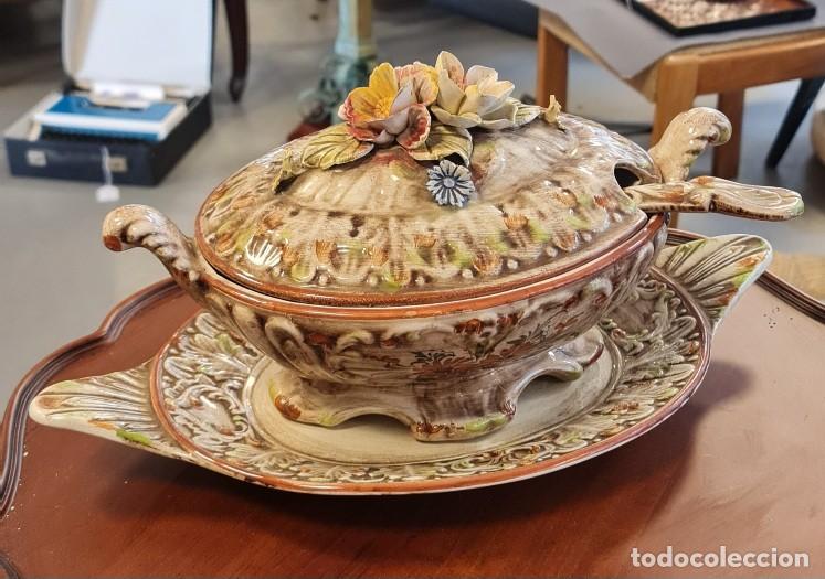 Antig&uuml;edades: Sopera, fuente de presentaci&oacute;n y cucharon Capodimonte - Foto 1