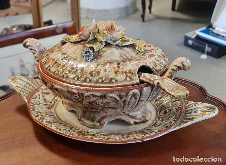 Antig&uuml;edades: Sopera, fuente de presentaci&oacute;n y cucharon Capodimonte - Foto 2