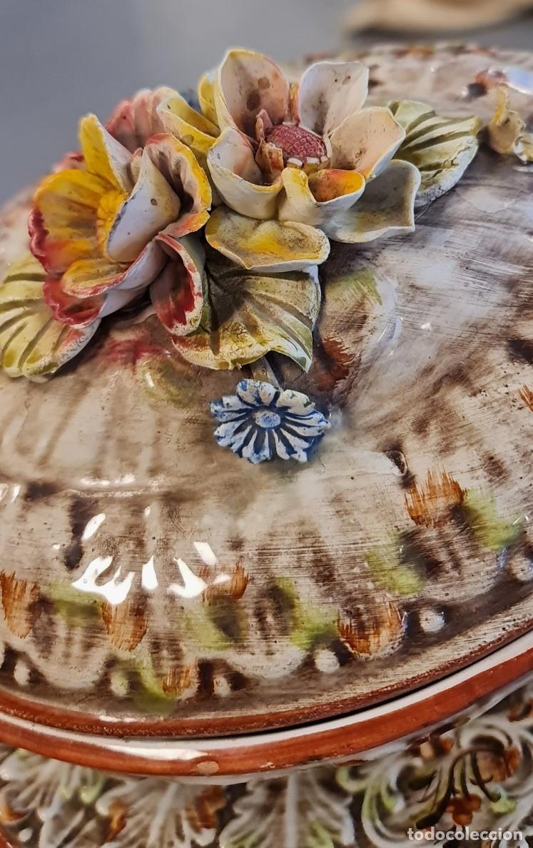 Antig&uuml;edades: Sopera, fuente de presentaci&oacute;n y cucharon Capodimonte - Foto 5