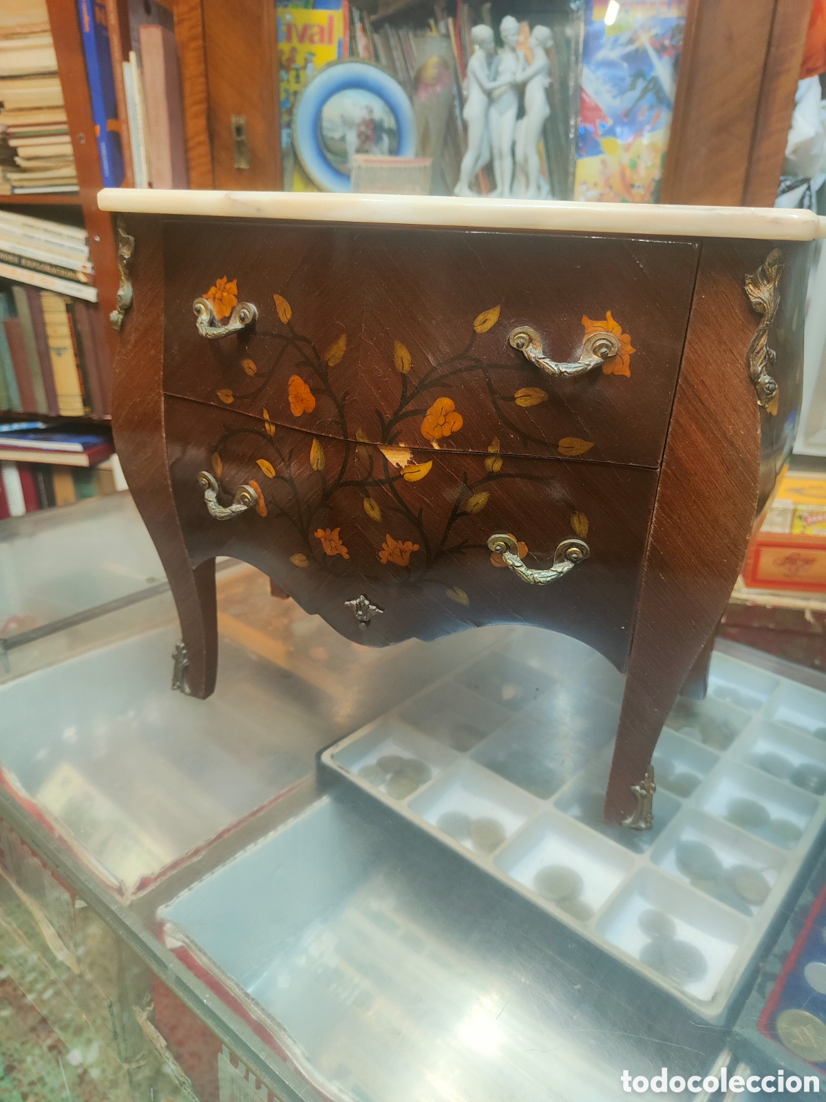 Antig&uuml;edades: Comod&iacute;n estilo luis XV con marqueter&iacute;a - Foto 1