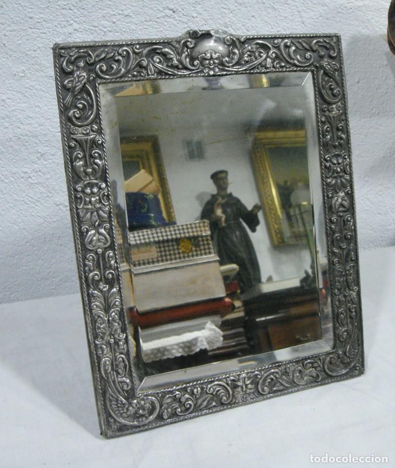 Antig&uuml;edades: Espejo biselado con marco de plata repujada. Ca. 1880-1910 - Foto 1
