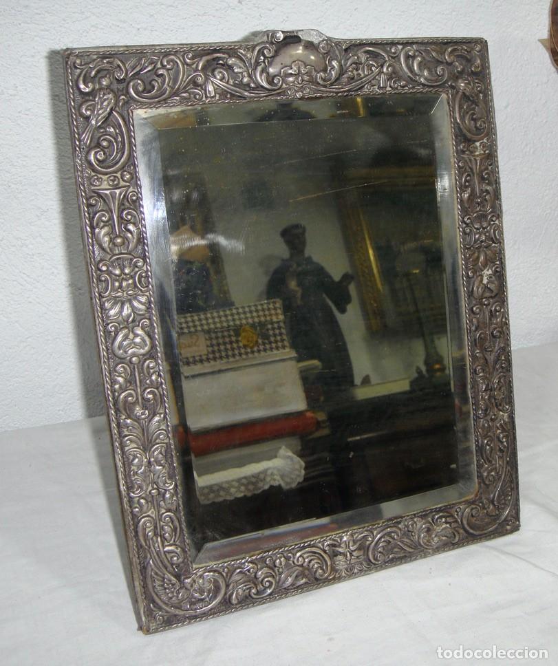 Antig&uuml;edades: Espejo biselado con marco de plata repujada. Ca. 1880-1910 - Foto 2