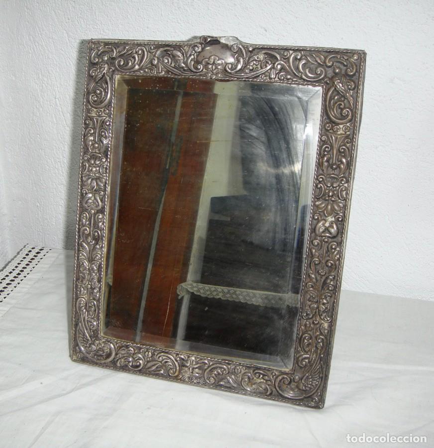 Antig&uuml;edades: Espejo biselado con marco de plata repujada. Ca. 1880-1910 - Foto 4