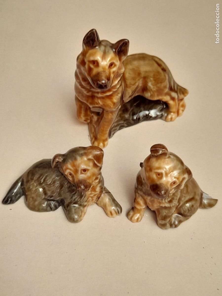 Antiquit&auml;ten: Familia perros Porcelana, compuesta por un Perro lobo y 2 cachorros.