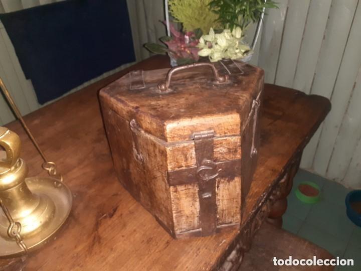 Antig&uuml;edades: Licorera de monasterio s. XVI - Foto 1