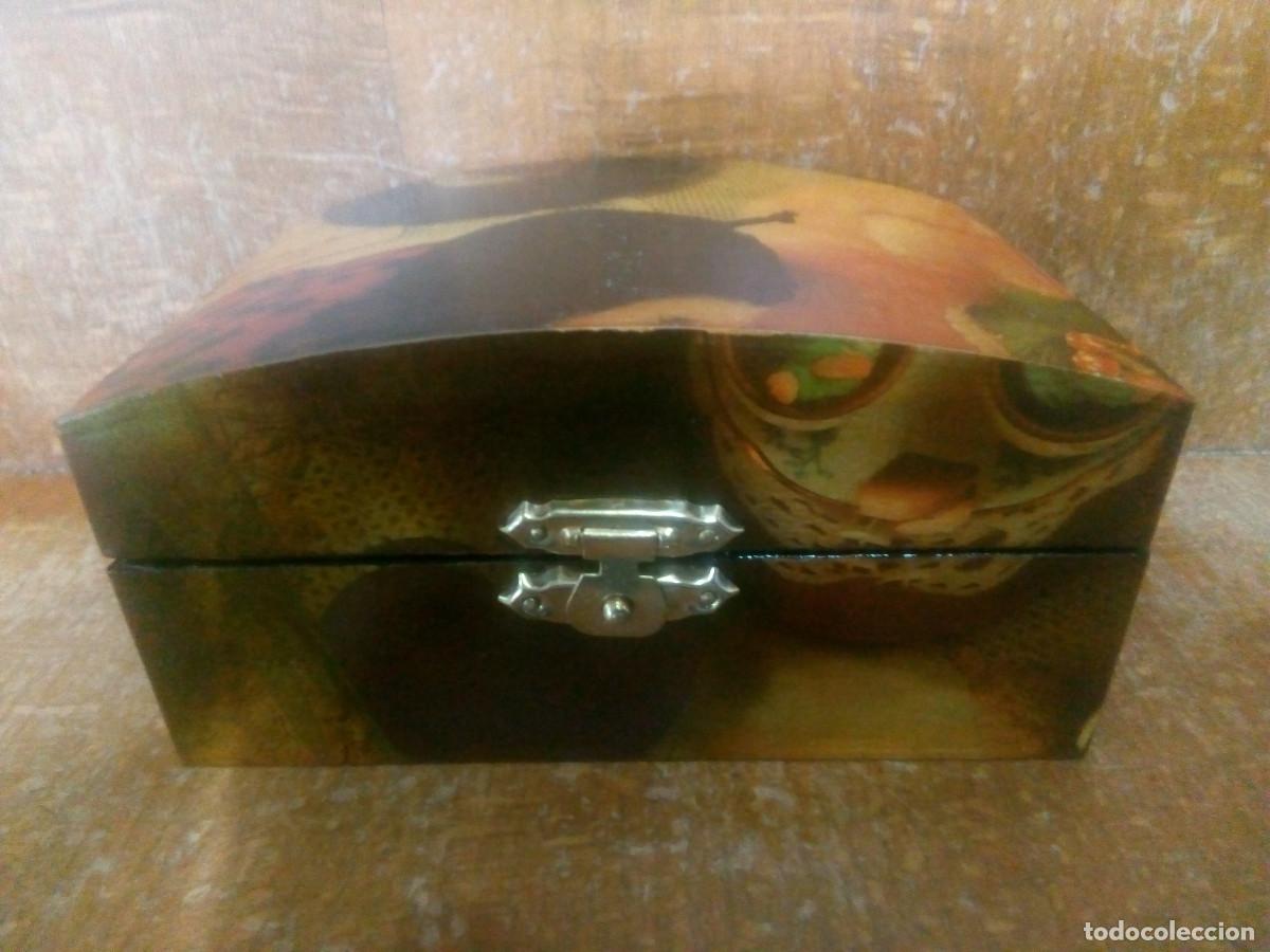 Antig&uuml;edades: CAJA DE MADERA DECORADA - Foto 1