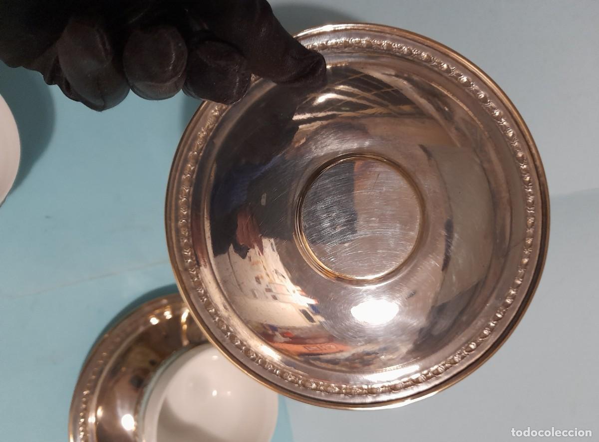 Antig&uuml;edades: 2 Tazas plateadas con pocillos de opalina y 2 platos. - Foto 6