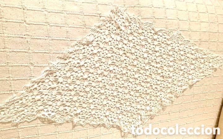 Antig&uuml;edades: 2 pa&ntilde;itos de ganchillo hecho a mano, en forma de rombo - Foto 2