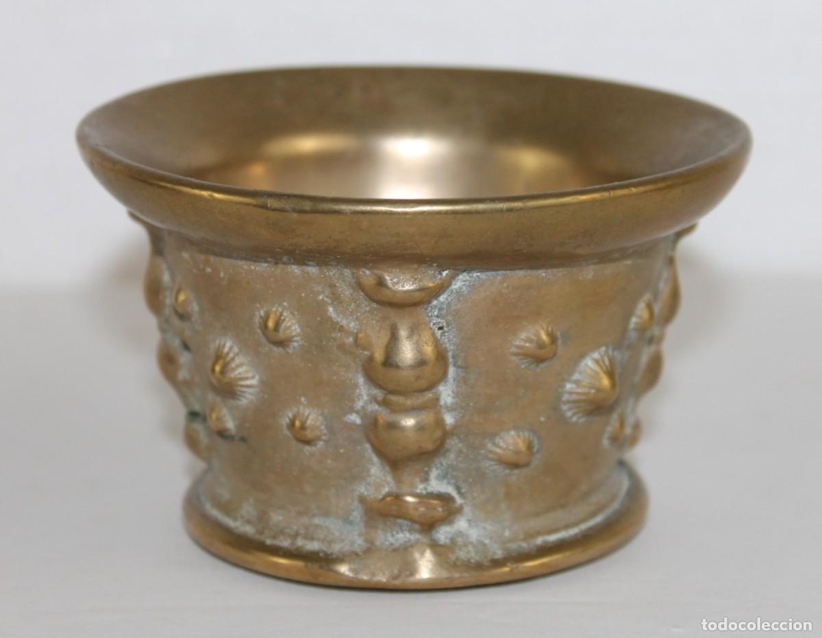 Antig&uuml;edades: Dos antiguos morteros en bronce con decoraci&oacute;n - Foto 8