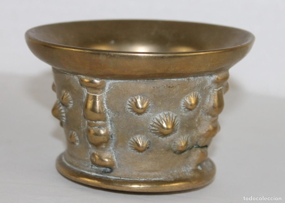 Antig&uuml;edades: Dos antiguos morteros en bronce con decoraci&oacute;n - Foto 9