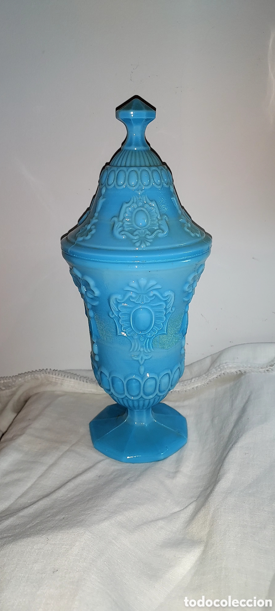 Antig&uuml;edades: COPA CON TAPA EN OPALINA AZUL TURQUESA MIDE 31 DE ALTO - Foto 1