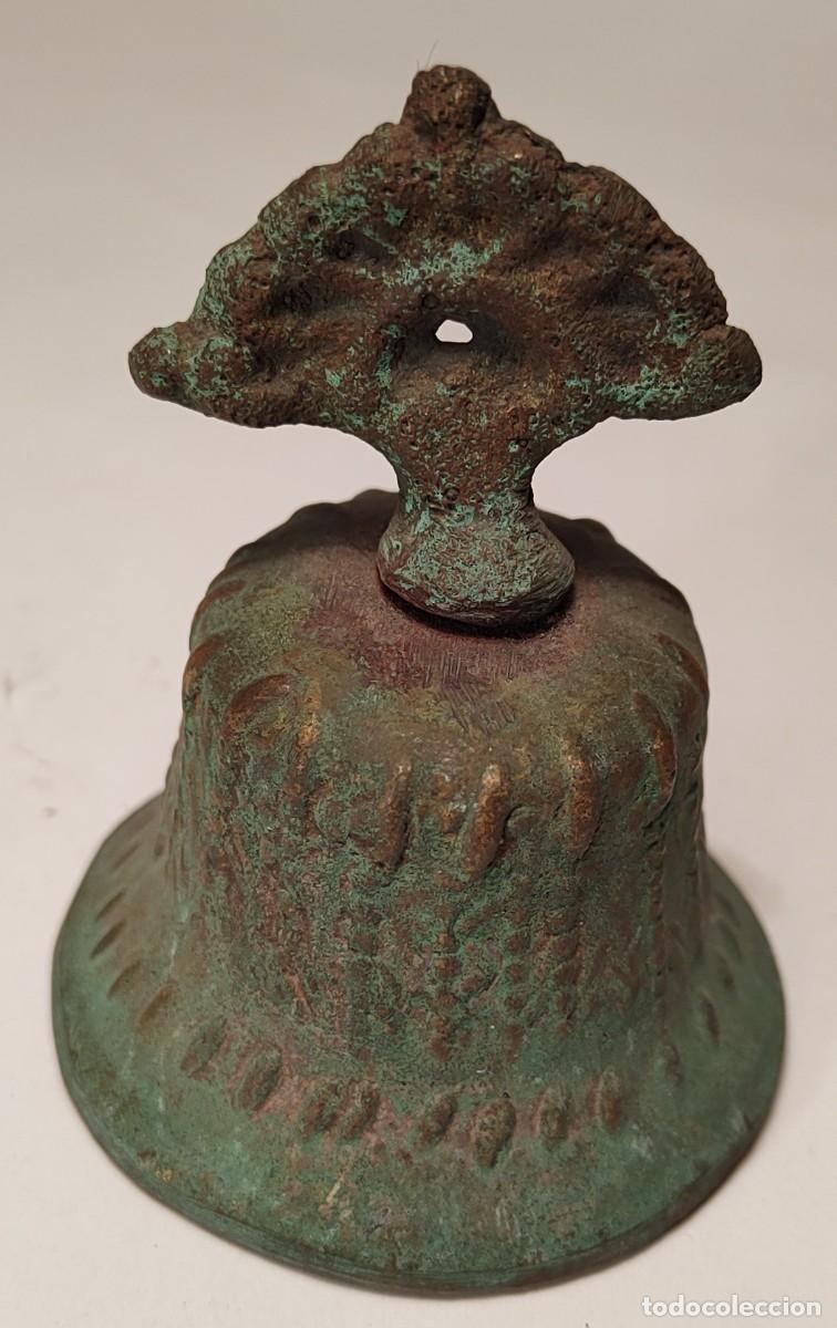 Antig&uuml;edades: CAMPANA DE BRONCE CINCELADO. COLONIAL ESPA&Ntilde;OLA. MEXICO. P&Aacute;TINA VERDE. S. XIX.