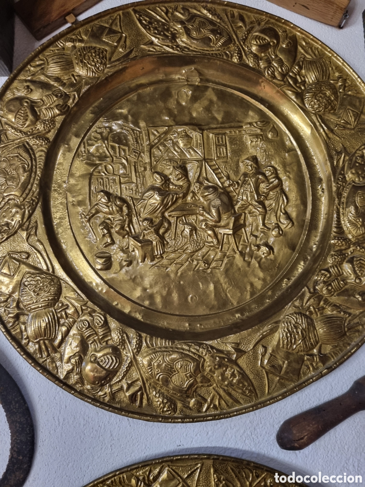 Antig&uuml;edades: 2 Platos de metal decoraci&oacute;n del 1800 - Foto 3