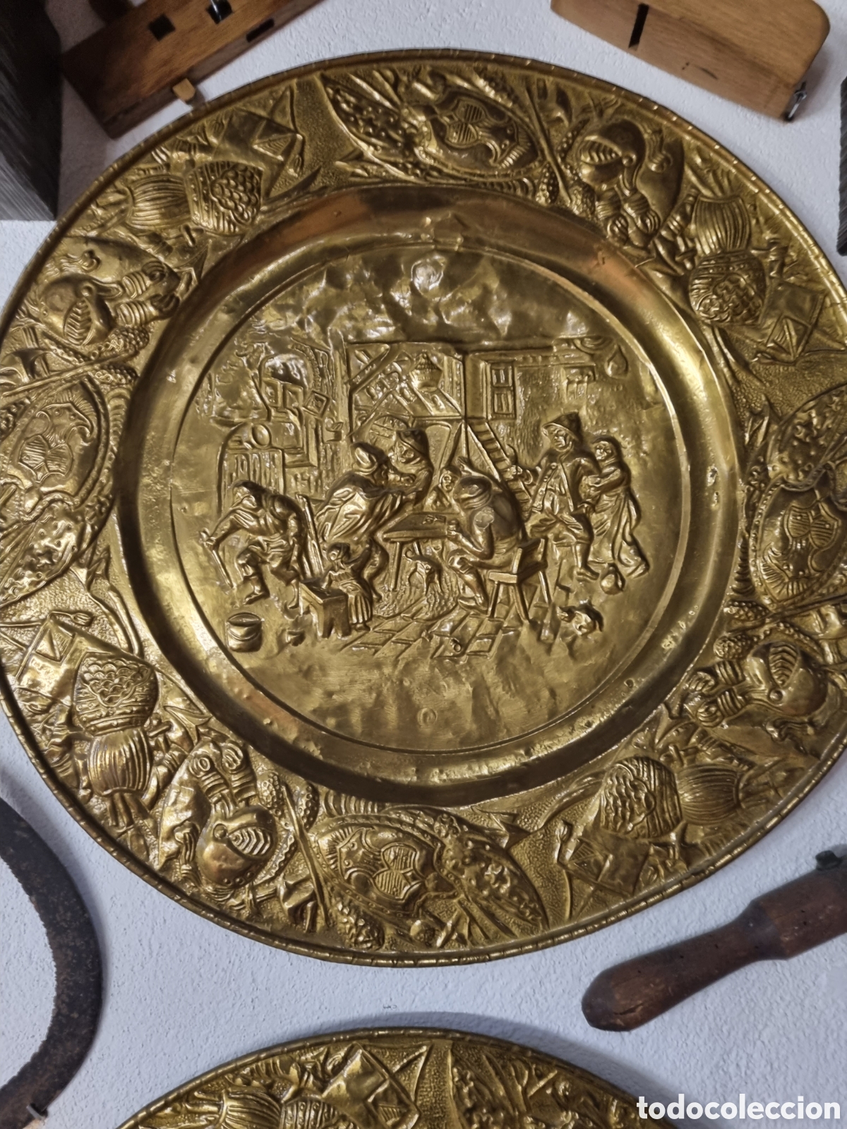 Antig&uuml;edades: 2 Platos de metal decoraci&oacute;n del 1800 - Foto 4