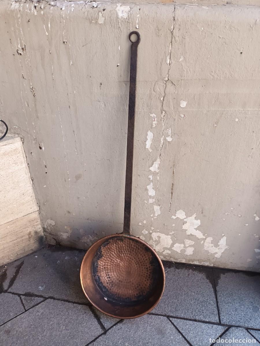 Antig&uuml;edades: Sart&eacute;n de cobre repujado - Foto 1