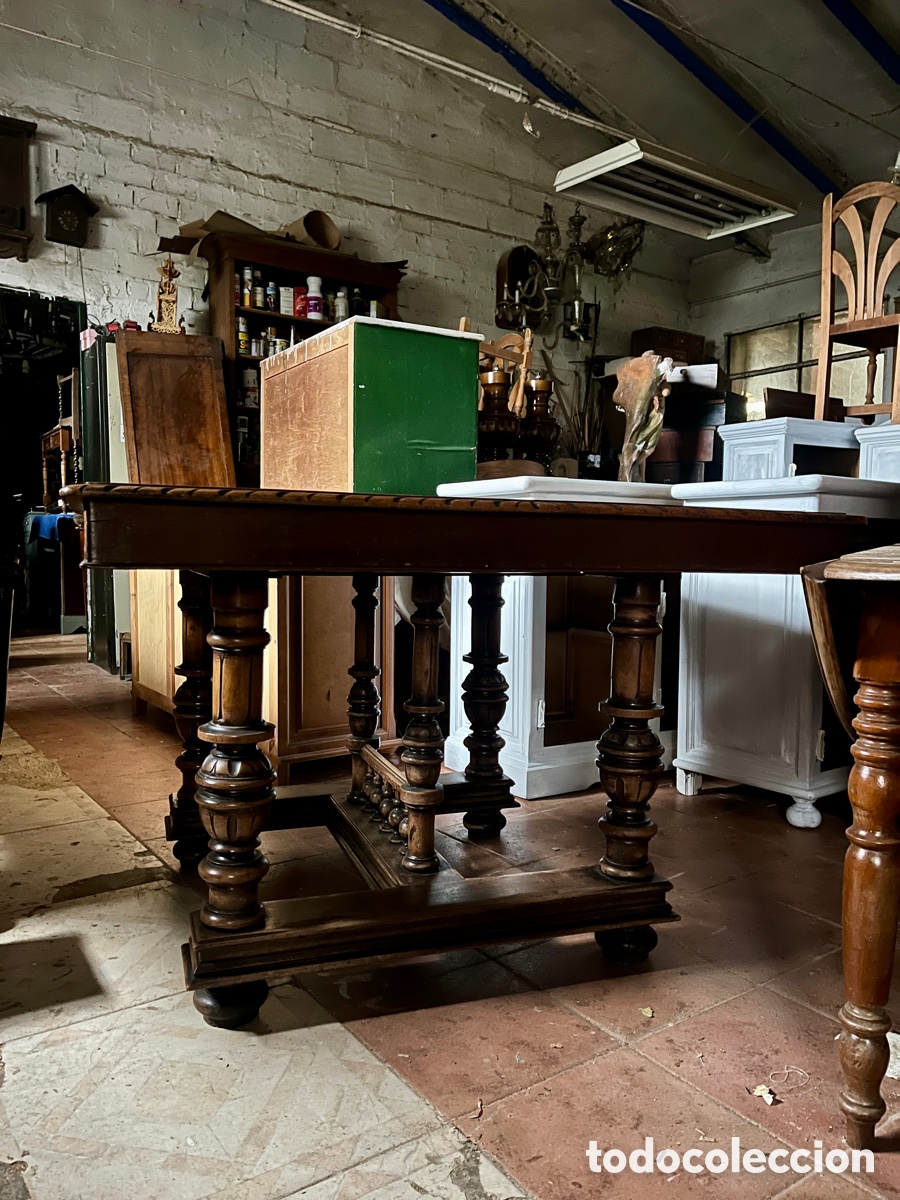 Antig&uuml;edades: Mesa de comedor Alfonsina en madera de nogal. - Foto 3