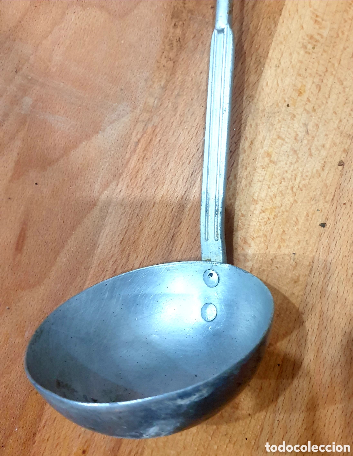 Antig&uuml;edades: Antiguo cazo de aluminio remachado - Foto 2