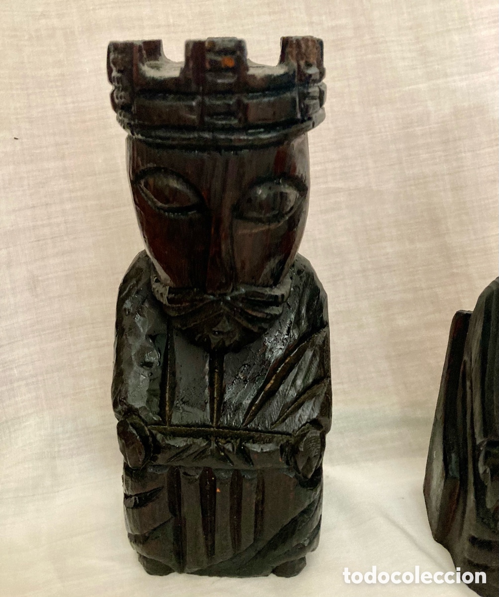 Antig&uuml;edades: DOS SUJETALIBROS TALLADOS EN MADERA - Foto 2