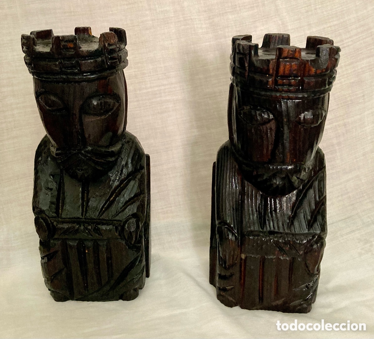 Antig&uuml;edades: DOS SUJETALIBROS TALLADOS EN MADERA - Foto 1