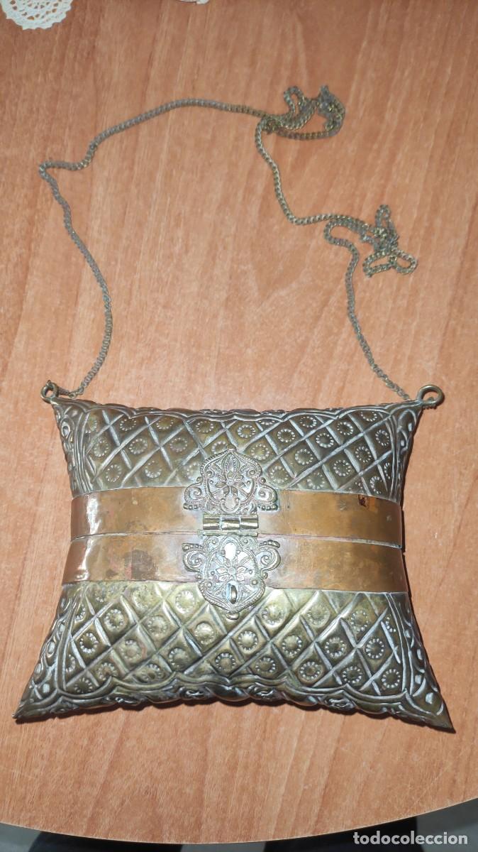 Antig&uuml;edades: Bolso de lat&oacute;n repujado y cobre . Arabe. - Foto 1