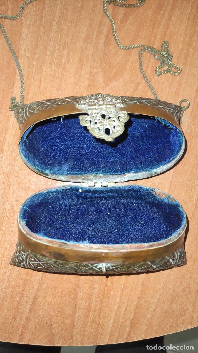 Antig&uuml;edades: Bolso de lat&oacute;n repujado y cobre . Arabe. - Foto 3