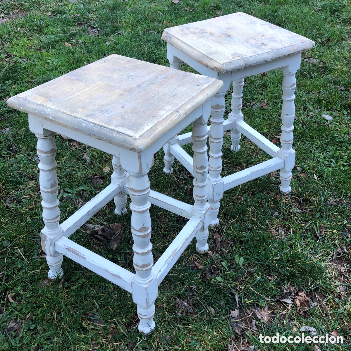 Antig&uuml;edades: DOS TABURETES ANTIGUOS DE MADERA MACIZA. - Foto 2