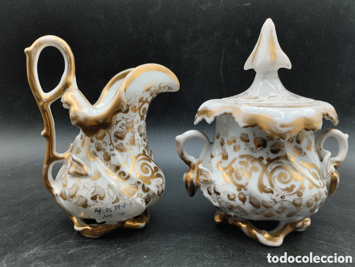 Antig&uuml;edades: Juego jarra y azucarero en porcelana blanca decorada en oro. &Eacute;poca isabelina.