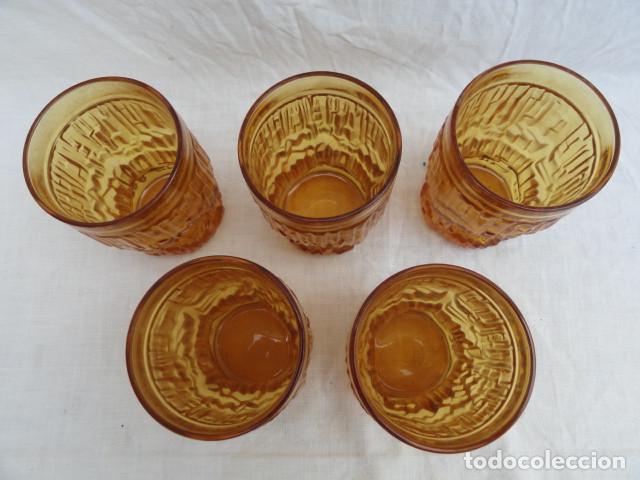 Antig&uuml;edades: 5 VASOS CRISTAL COLOR AMBAR. - Foto 3