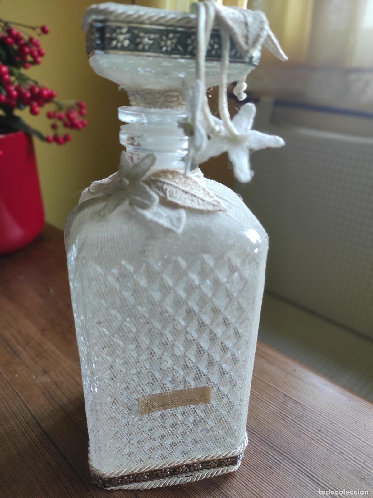 Antig&uuml;edades: Botella de cristal tallado y funda de tela. - Foto 5