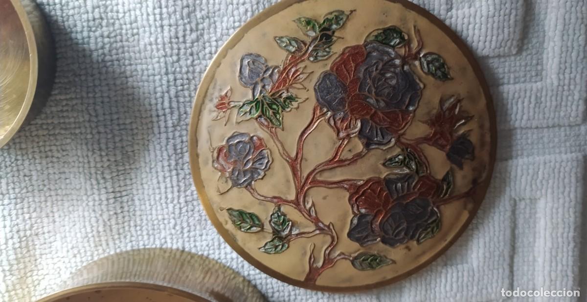 Antig&uuml;edades: cajas de bronce, circulares con decoracion floral - Foto 3