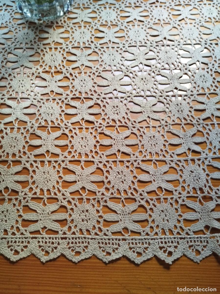 Antig&uuml;edades: Tapete de ganchillo, color beige. - Foto 2