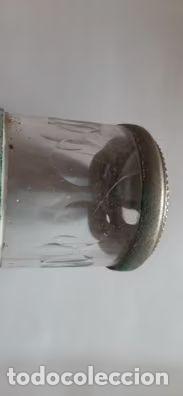 Antig&uuml;edades: Antiguo molinillo de pimienta en lat&oacute;n y cristal - Foto 9