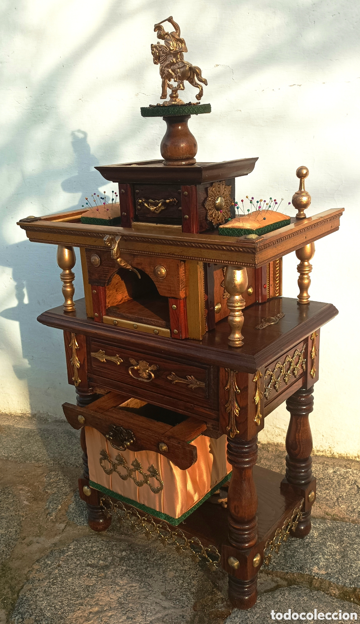 Antig&uuml;edades: Costurero de madera ,metal y bronce - Foto 2