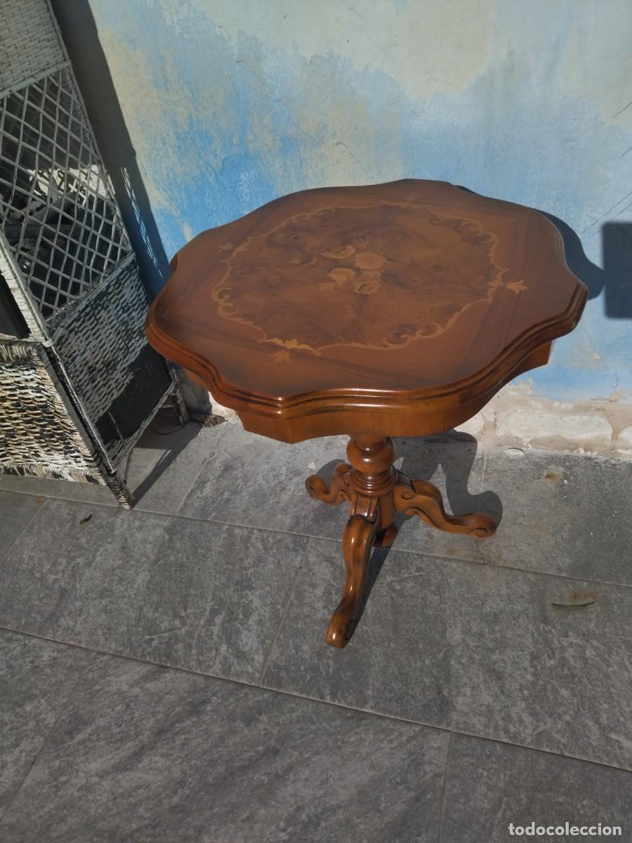 Antig&uuml;edades: Mesa auxiliar estilo franc&eacute;s con marqueter&iacute;a. - Foto 1