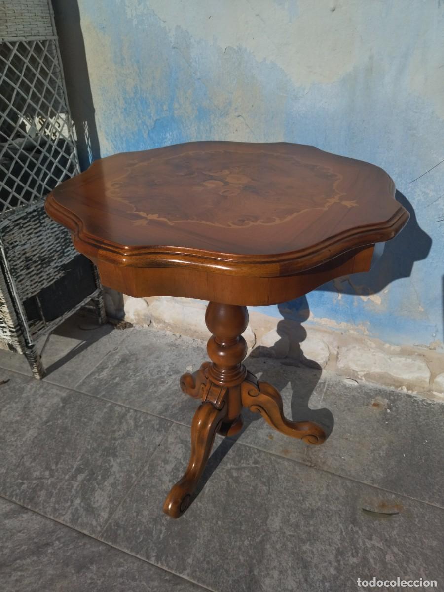 Antig&uuml;edades: Mesa auxiliar estilo franc&eacute;s con marqueter&iacute;a. - Foto 2