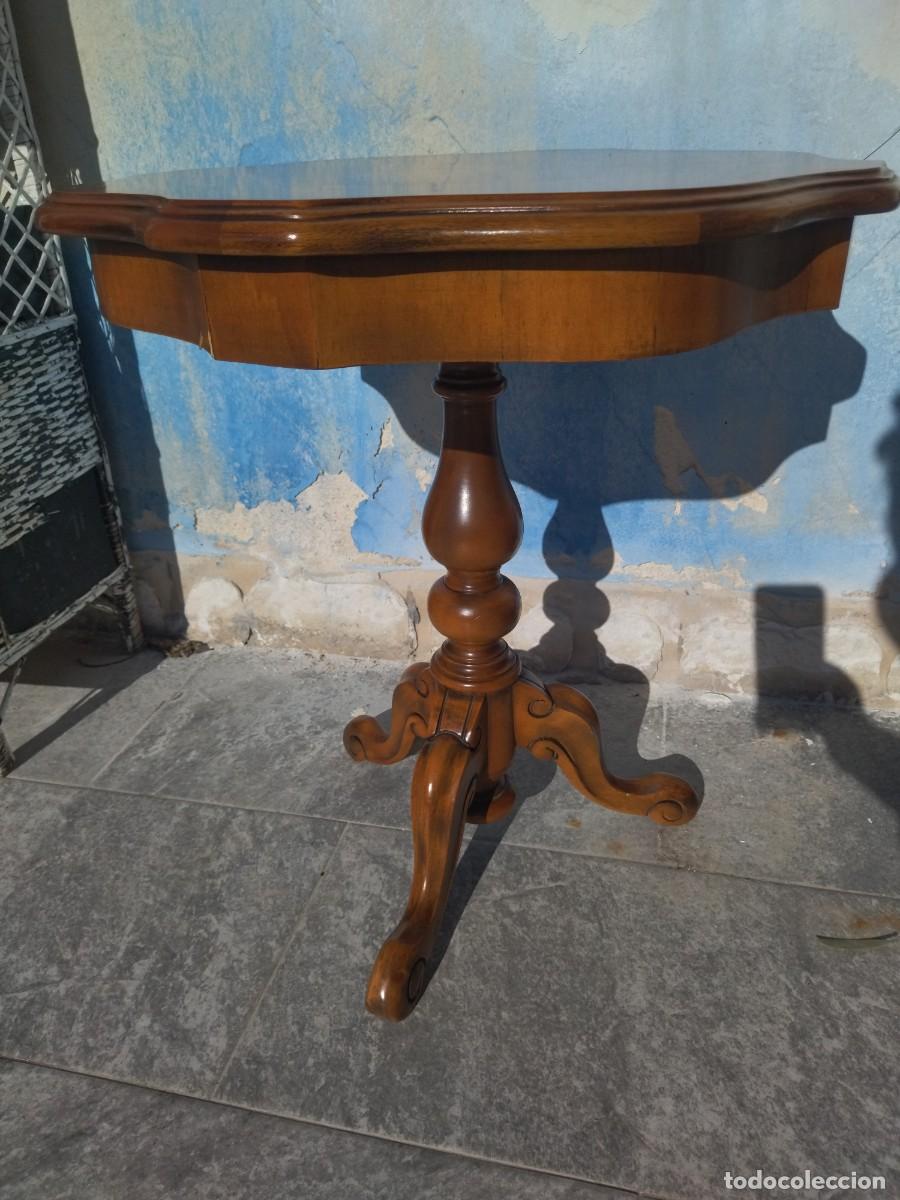 Antig&uuml;edades: Mesa auxiliar estilo franc&eacute;s con marqueter&iacute;a. - Foto 3