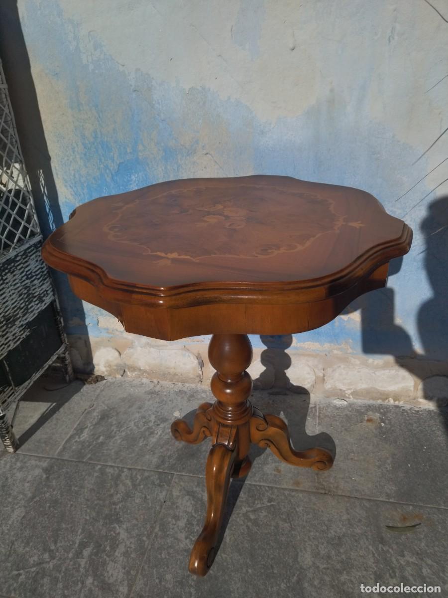 Antig&uuml;edades: Mesa auxiliar estilo franc&eacute;s con marqueter&iacute;a. - Foto 4