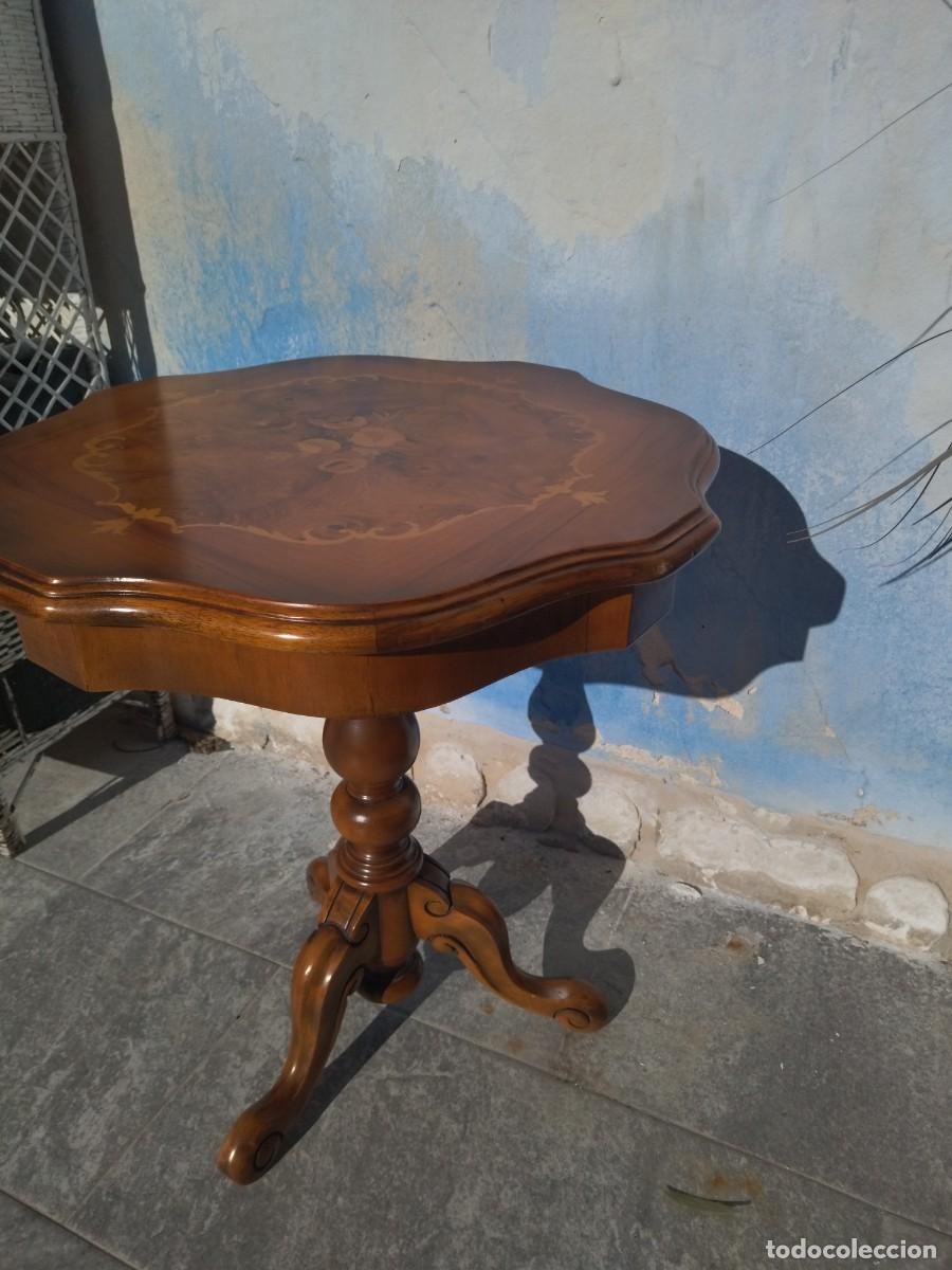 Antig&uuml;edades: Mesa auxiliar estilo franc&eacute;s con marqueter&iacute;a. - Foto 5