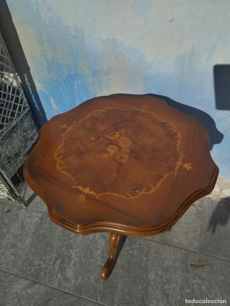 Antig&uuml;edades: Mesa auxiliar estilo franc&eacute;s con marqueter&iacute;a. - Foto 6