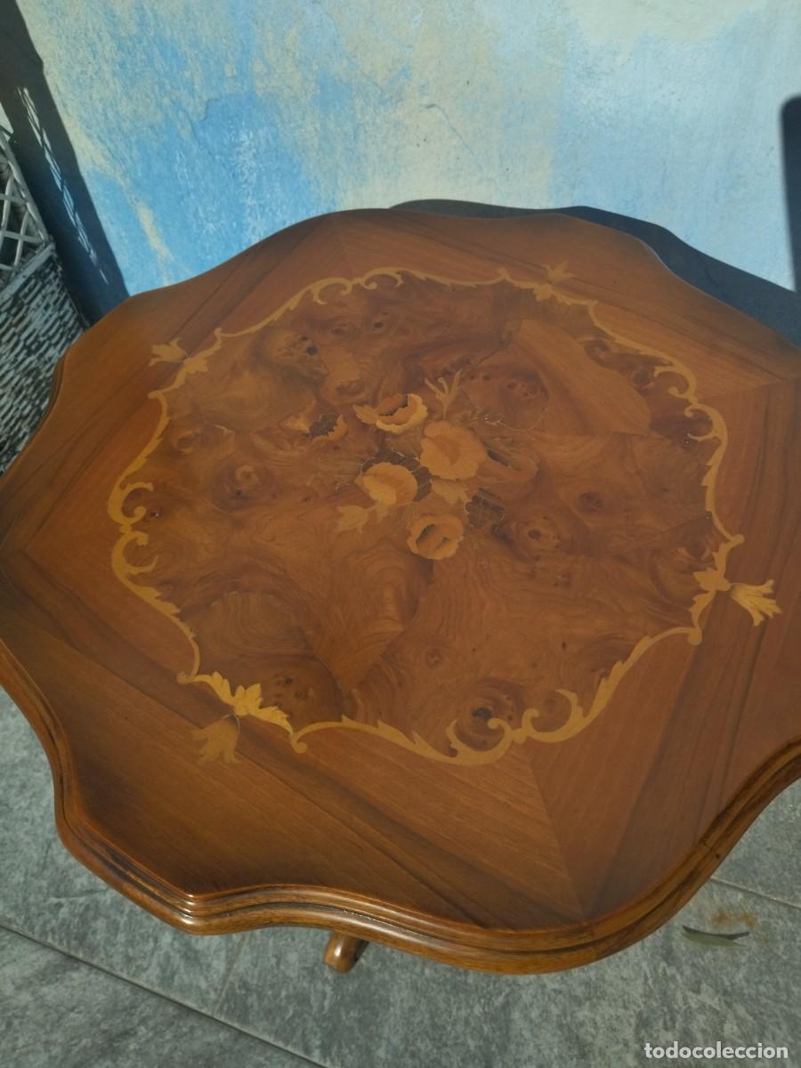 Antig&uuml;edades: Mesa auxiliar estilo franc&eacute;s con marqueter&iacute;a. - Foto 7